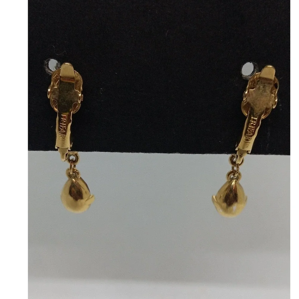 Trifari Vintage Red Teardrop Rhinestone Gold Tone Clip On Earrings Pavé Accent